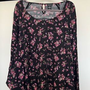 TORRID BLACK AND PINK FLORAL PRINT GAUZE DRAWSTRING WAIST TOP SIZE 2
